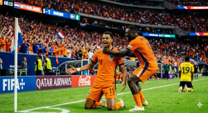 Cody Gakpo esulta inginocchiato dopo il gol durante Olanda-Svezia 5-1 ai Mondiali 2026, abbracciato da un compagno.
