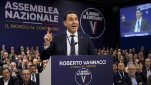 Roberto Vannacci parla a un'assemblea.