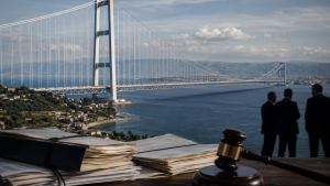 Ponte sul mare con avvocati