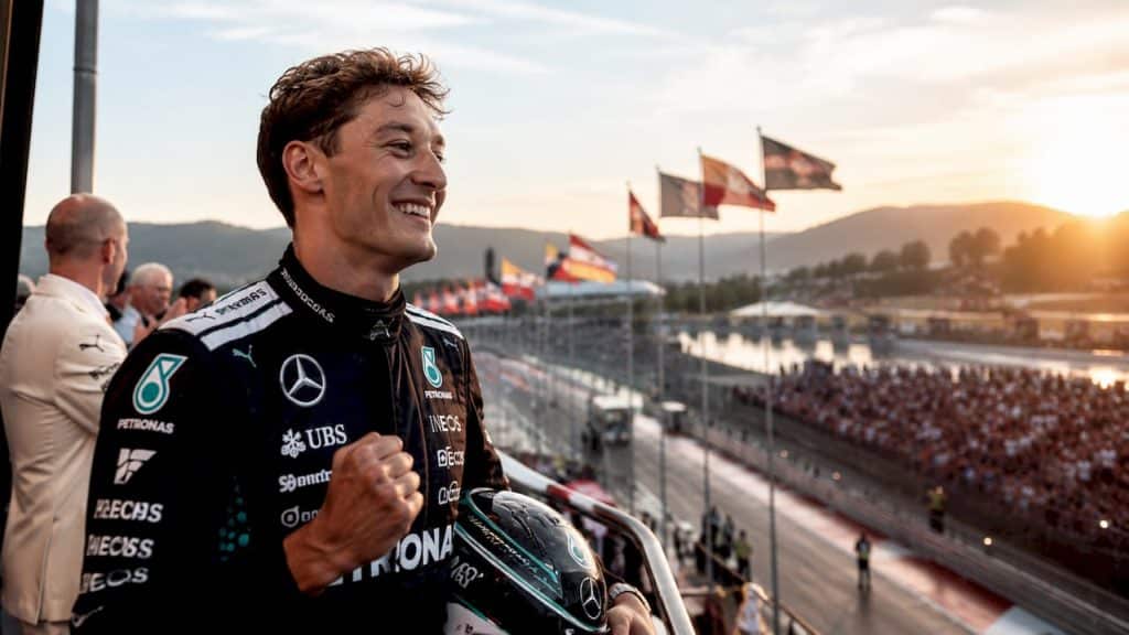 George Russell celebra il trionfo nel Gran Premio d’Austria 2026