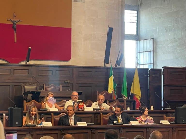 Napoli, l’arte incontra la solidarietà e la cultura: al Maschio Angioino la Collettiva “SIRENE” e la presentazione del libro dell’Avv. Angelo Pisani nel segno della diplomazia culturale del Console Giuseppe Gambardella