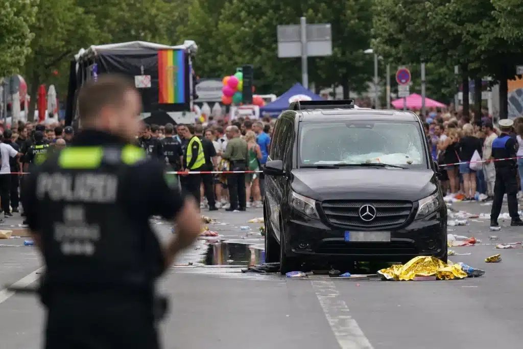 Berlino, un furgone si schianta sulla folla durante il Pride