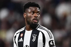 Un calciatore con la maglia della Juve