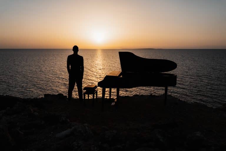 Andrea Vanzo: l’artista diventato virale con la sua musica che invita a fermarsi, respirare e riscoprire la natura