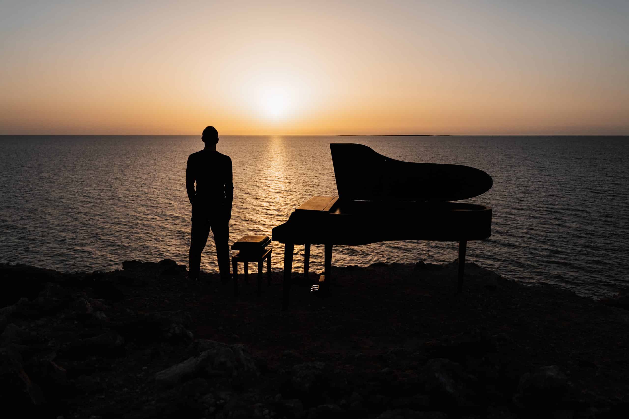 Andrea Vanzo: l’artista diventato virale con la sua musica che invita a fermarsi, respirare e riscoprire la natura