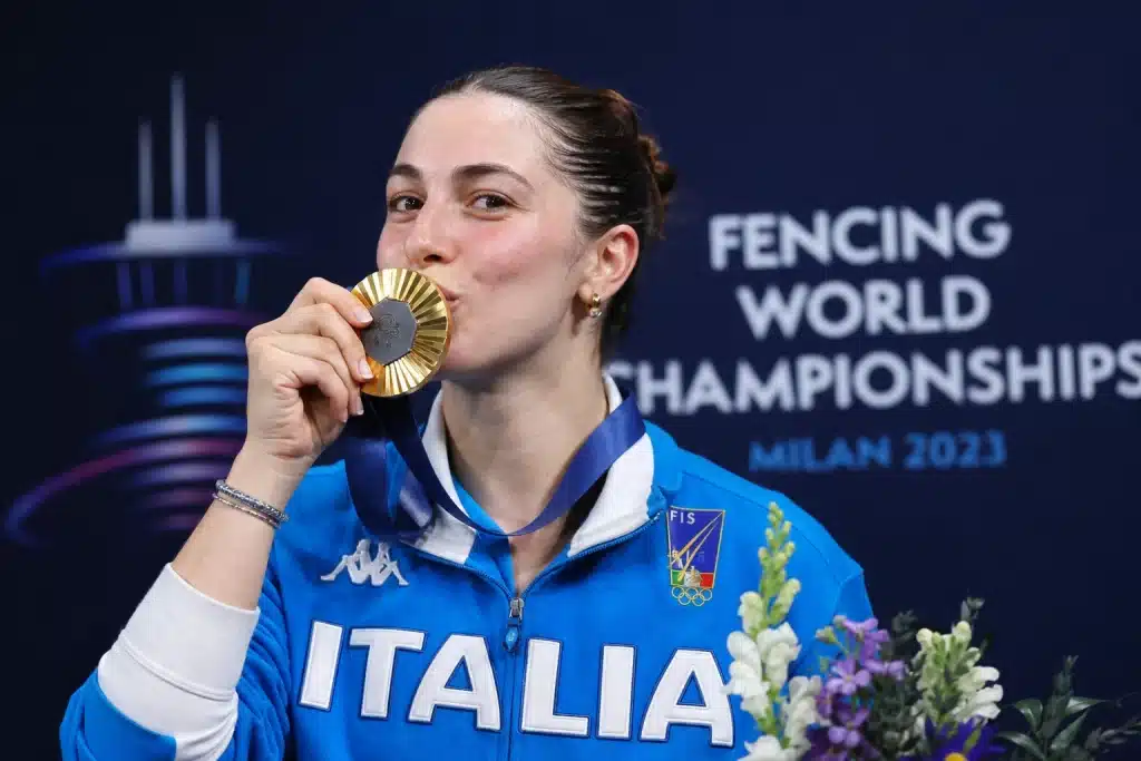 In foto una donna che bacia la medaglia