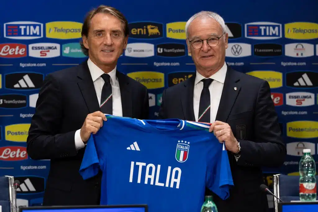 In foto due uomini in giacca e cravatta