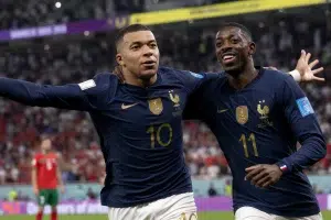 Dembele e Mbappe esultano con la maglia della Francia