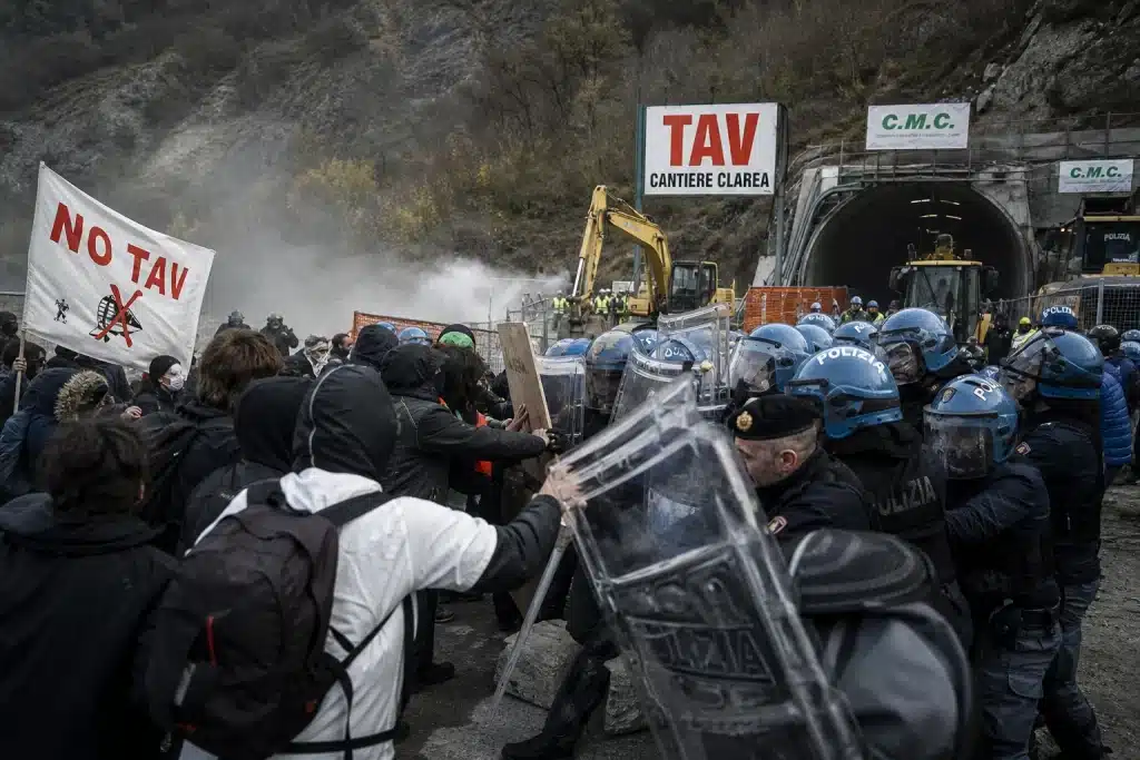 No Tav, scontri con la polizia ai cantieri dell'Alta Velocità