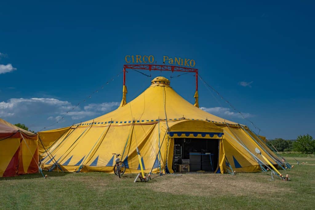 Tenda del circo gialla e blu
