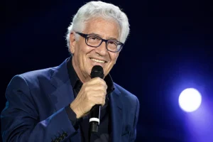 Peppino Di Capri mentre canta