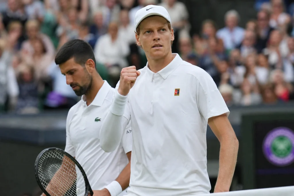 Sinner esulta dopo la vittoria con Djokovic