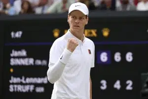 Sinner esulta a Wimbledon