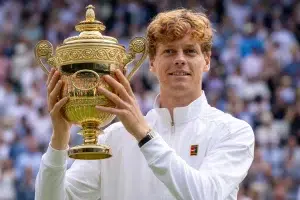 Sinner con il trofeo in mano