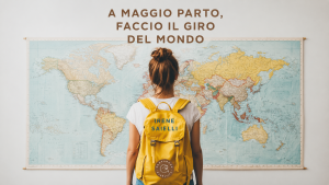 Ragazza con zaino davanti alla mappa