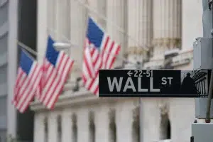 Insegna di Wall Street con bandiere