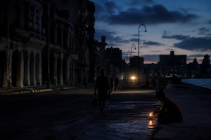Strade buie, persone in cerca di luce.