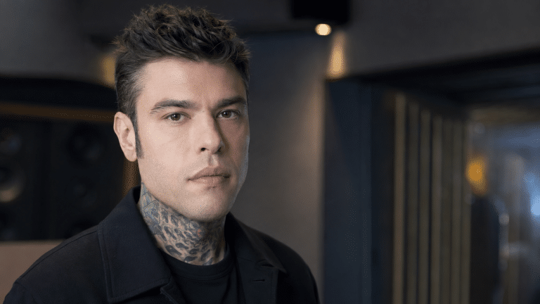 Fedez in pronto soccorso a Milano, rapper arrivato in ambulanza.