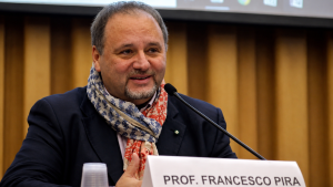 Professore parla a una conferenza