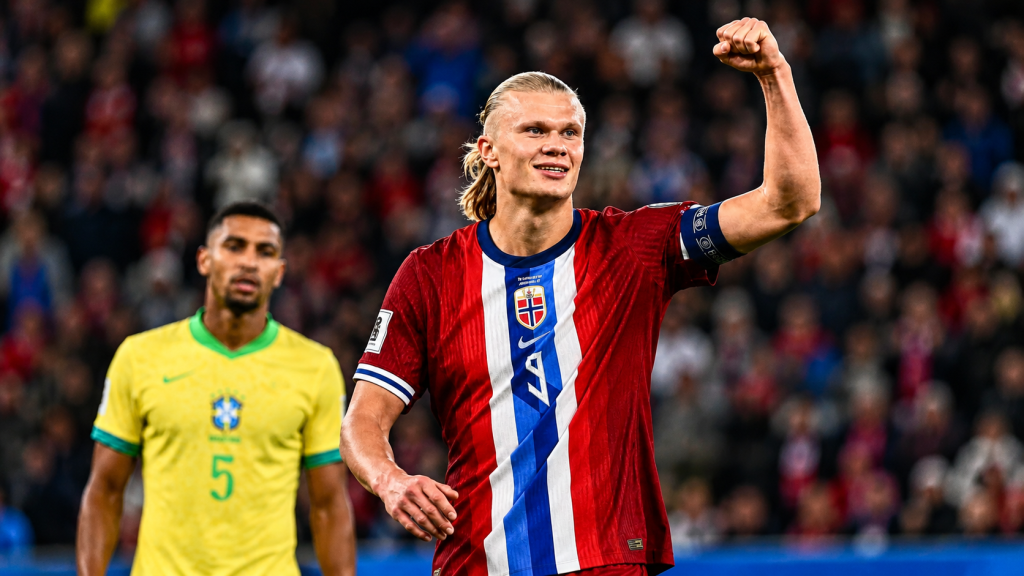 Giocatore norvegese esulta dopo il gol.