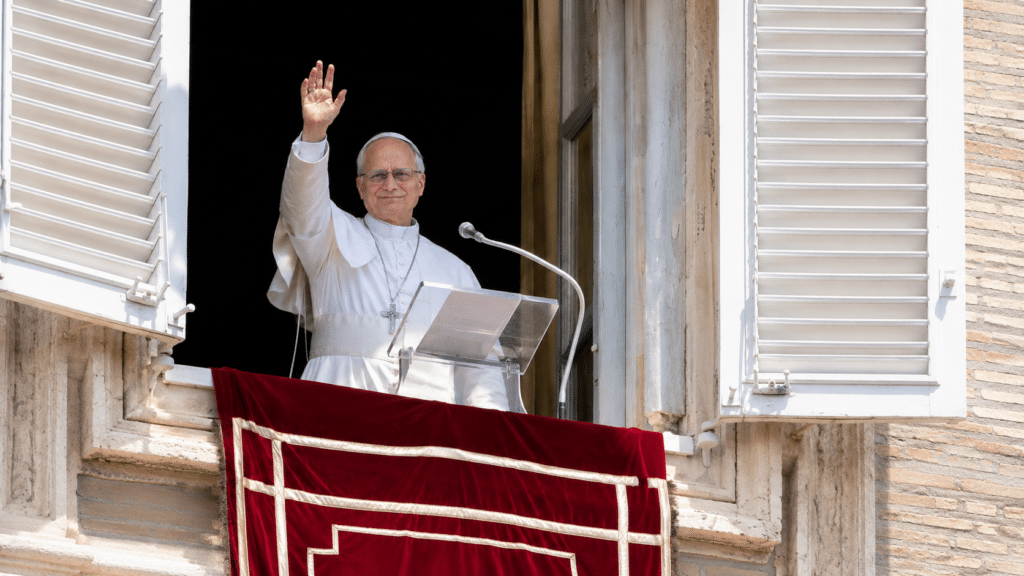 Papa saluta dalla finestra vaticana.