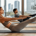 Persone che praticano pilates in studio.