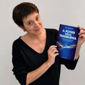 Italiani News 76 Donna con libro sulla resilienza
