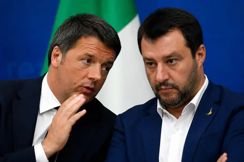 Matteo Renzi parla con Matteo Salvini durante un incontro politico.