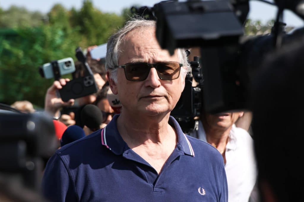 Mario Roggero circondato dai giornalisti prima dell’ingresso nel carcere di Bollate