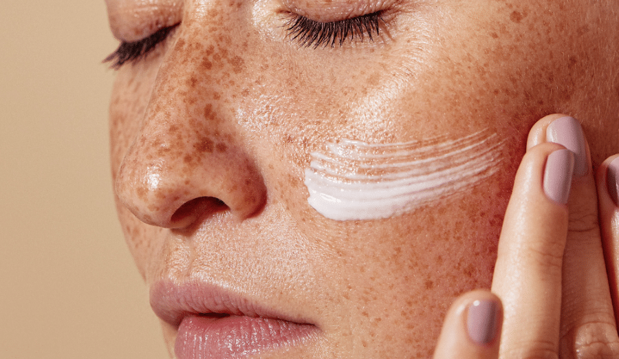 Pelle in estate: no a all’over-skincare e come prendersene in vacanza e città