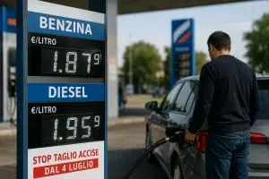 Stop taglio accise carburanti dal 4 luglio 2026 con automobilista al distributore e prezzi di benzina e diesel in aumento.