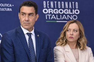 Due politici in un evento pubblico.
