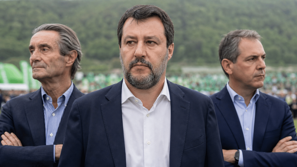 Matteo Salvini tra Attilio Fontana e Massimiliano Romeo sullo sfondo di un raduno della Lega