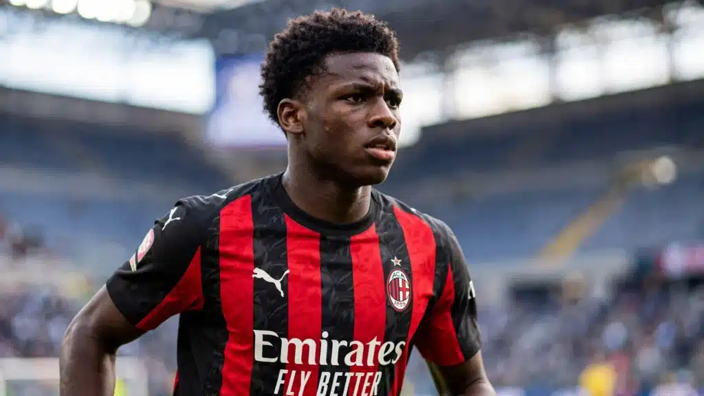In foto un ragazzo con la maglia del Milan