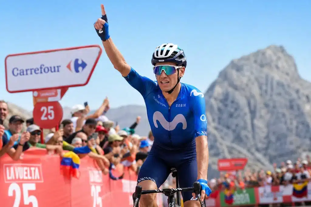 Enric Mas esulta dopo una vittoria