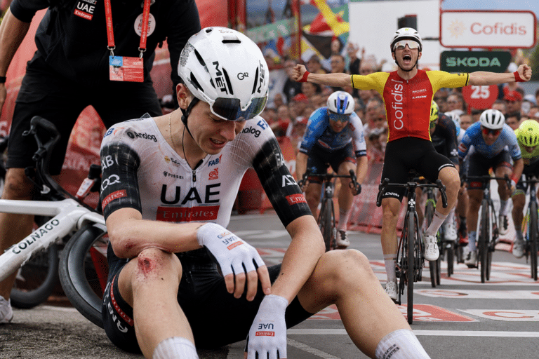 Ciclismo, clamoroso alla Vuelta: si ritira Pogacar dopo una caduta. Intanto Coquard vince l’ottava tappa