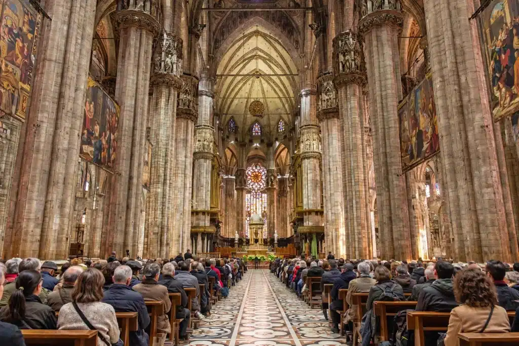 Una chiesa gremita di persone