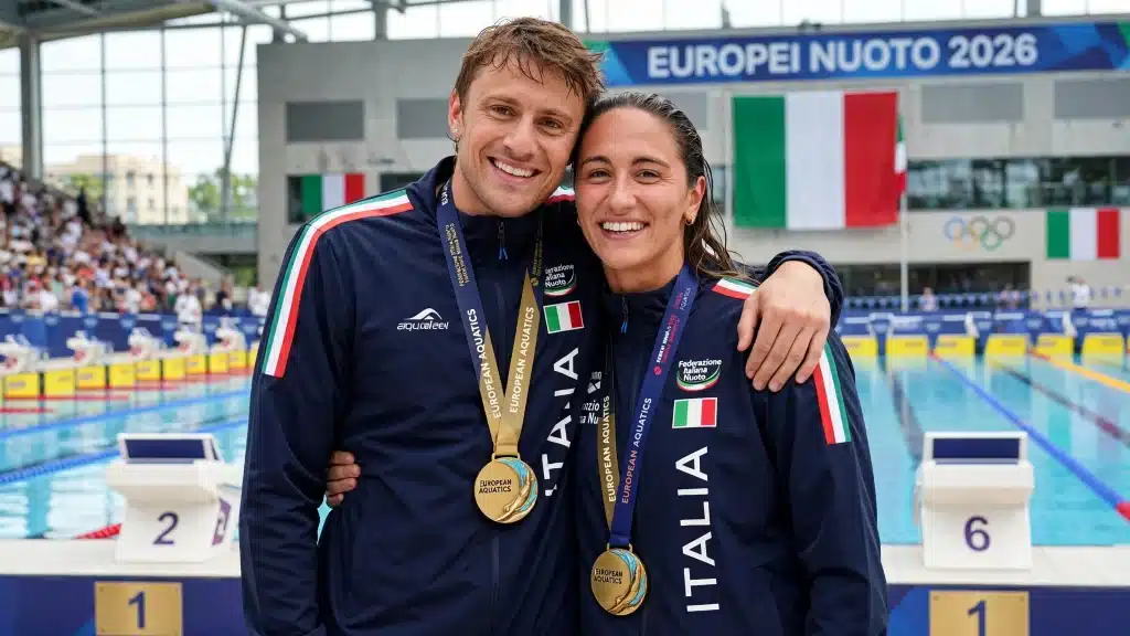 In foto due ragazzi con la medaglia