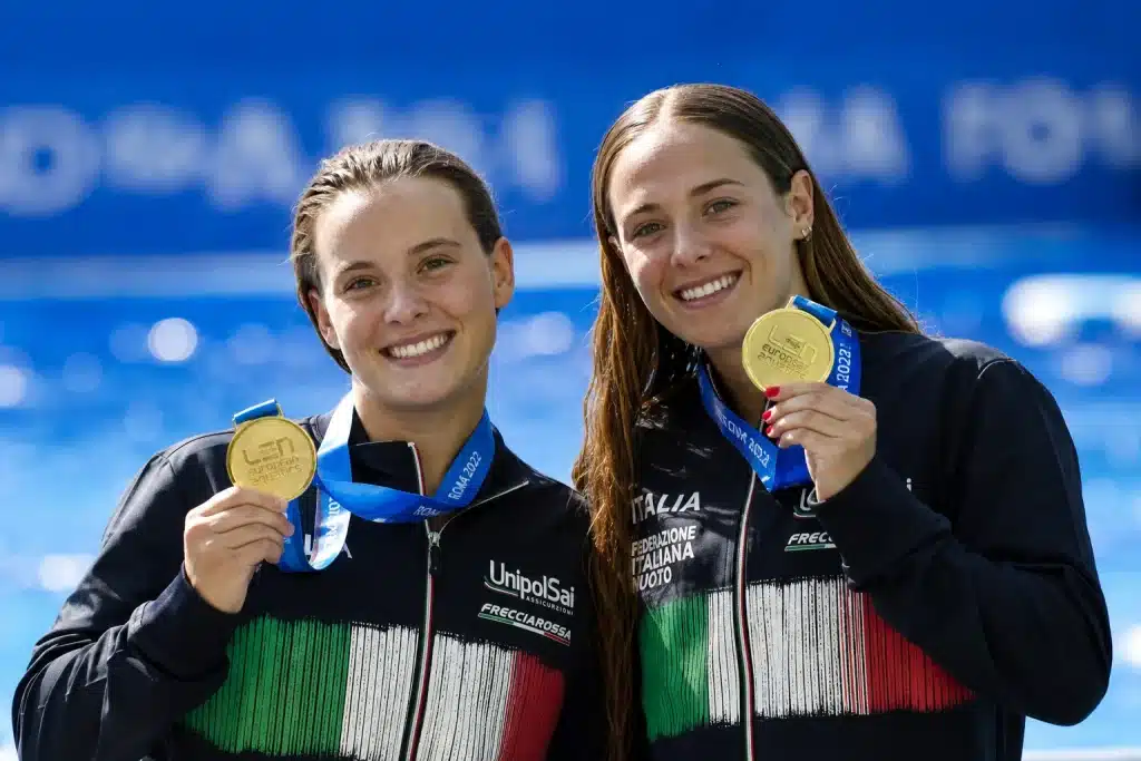Due ragazze sorridenti con la medaglia d'oro