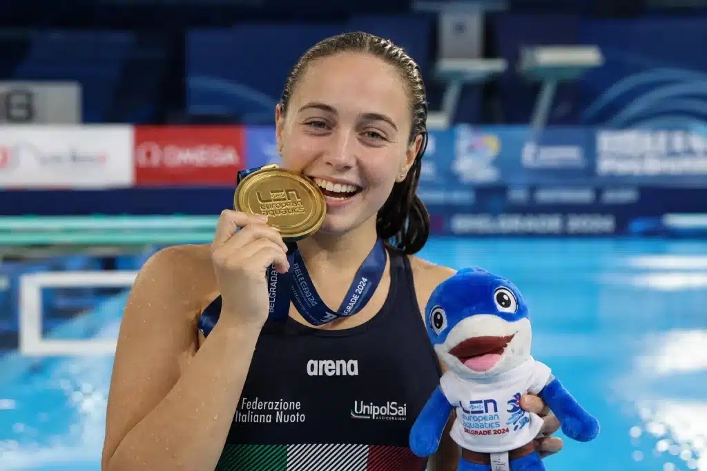 Una ragazza in costume con la medaglia