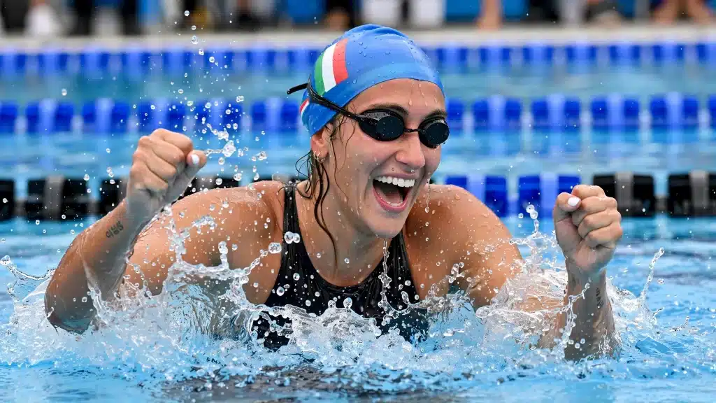 Europei Nuoto, una atleta che esulta