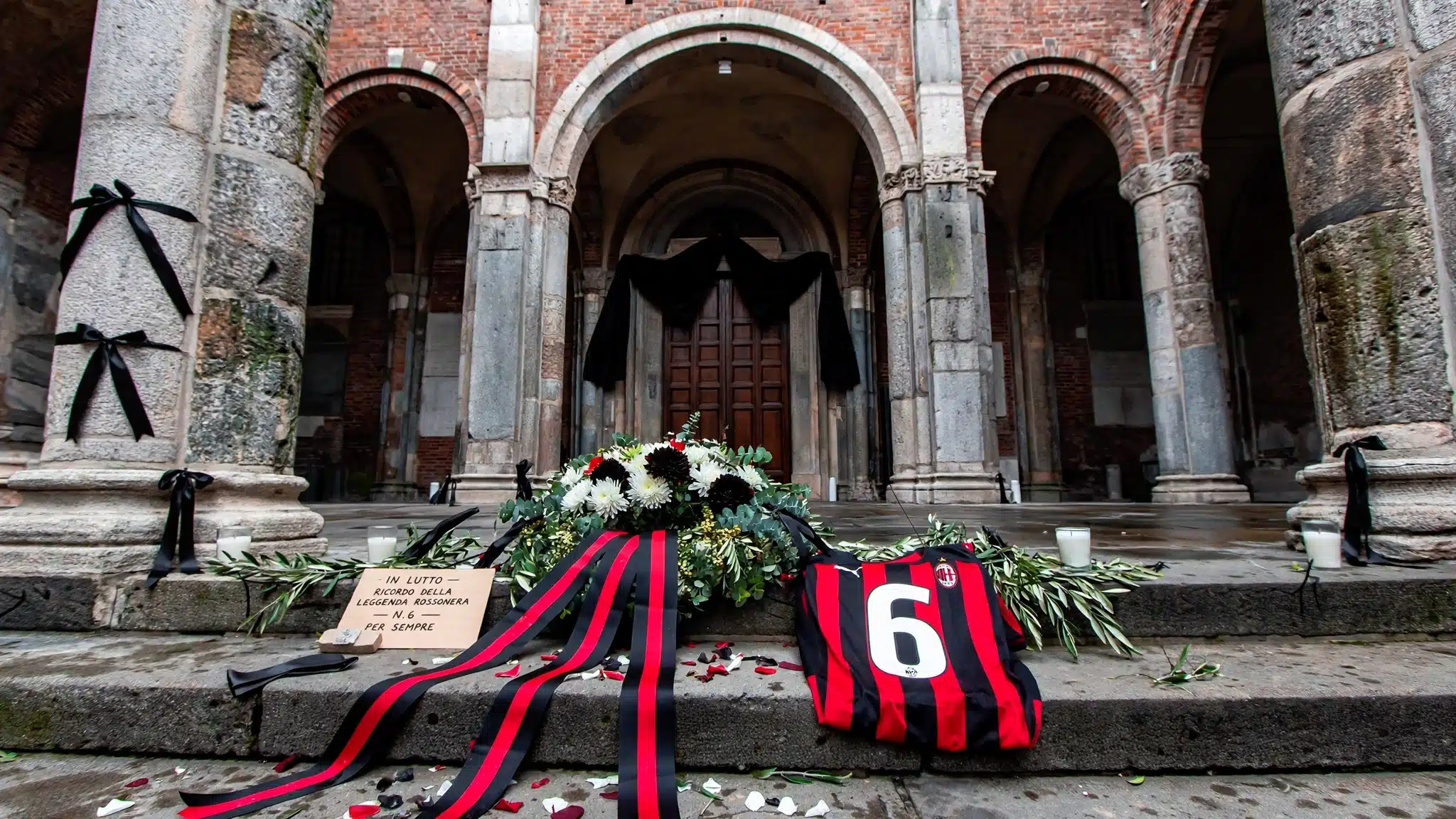 Funerali Baresi, a Milano l’ultimo saluto alla leggenda rossonera. I compagni portano la bara