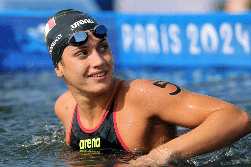 Una nuotatrice in acqua