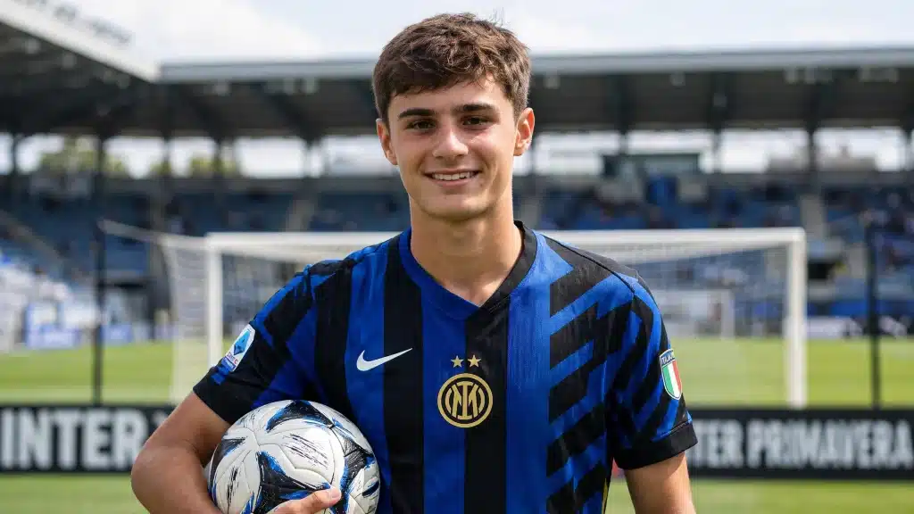Un calciatore con la maglia dell'Inter