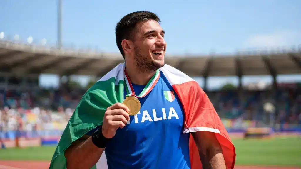 Un atleta sorridente in primo piano