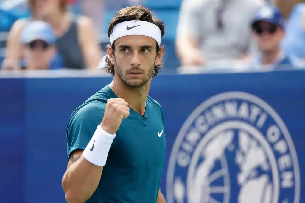 Un tennista che esulta con il pugno al Masters 1000 di Cincinnati