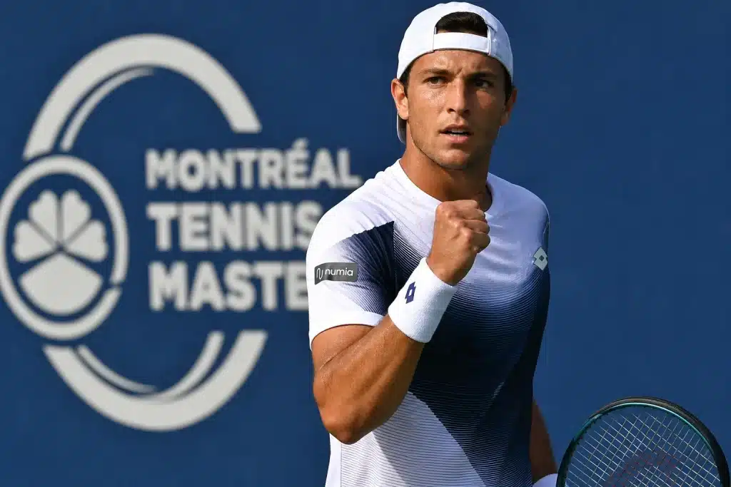 Un tennista esulta dopo un punto