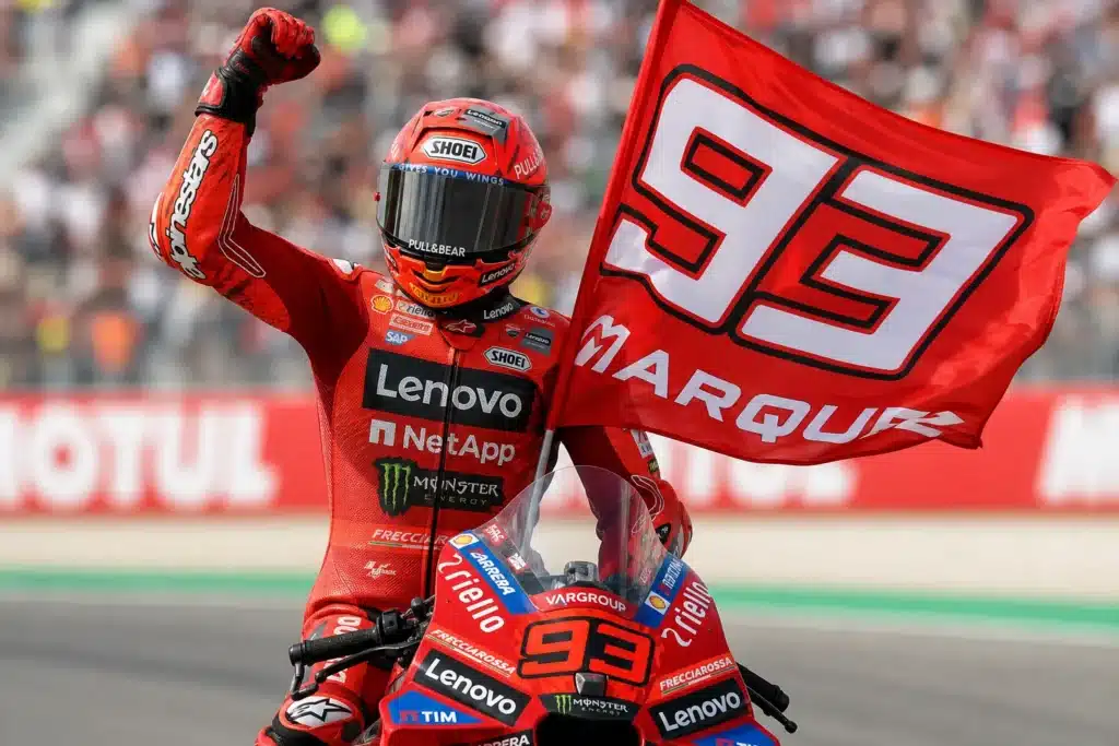 MotoGP, un pilota esulta dopo la vittoria