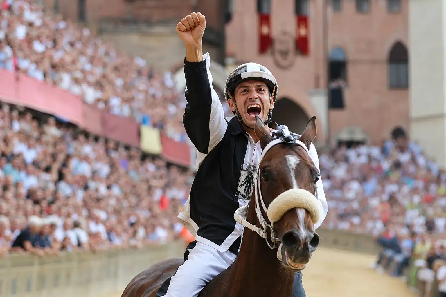 Palio di Siena, Tittìa e il Nicchio vincono quello dell’Assunta. Cosa è successo