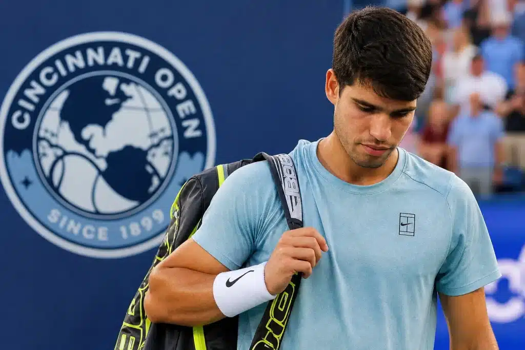 Un tennista con la testa bassa